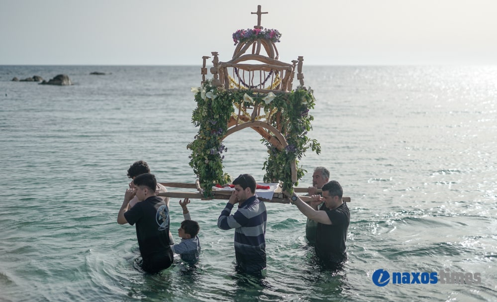 Νάξος-Καστράκι: Η περιφορά του επιταφίου μέσα στη θάλασσα – ΦΩΤΟ – ΒΙΝΤΕΟ