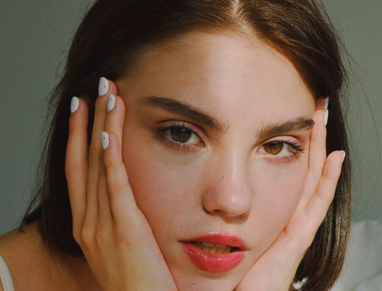 Μπορεί ένα φίλτρο του TikTok να δώσει το τέλειο σχήμα στα φρύδια;