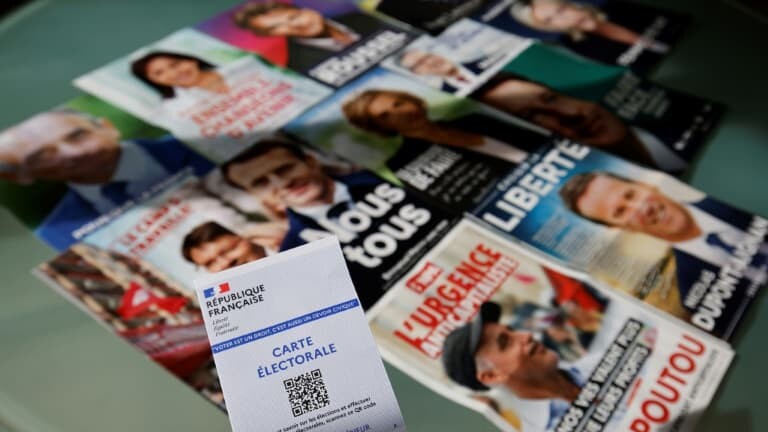 Γαλλία: Κλείνει η “ψαλίδα” μεταξύ Μακρόν και Λεπέν ενόψει του πρώτου γύρου των εκλογών