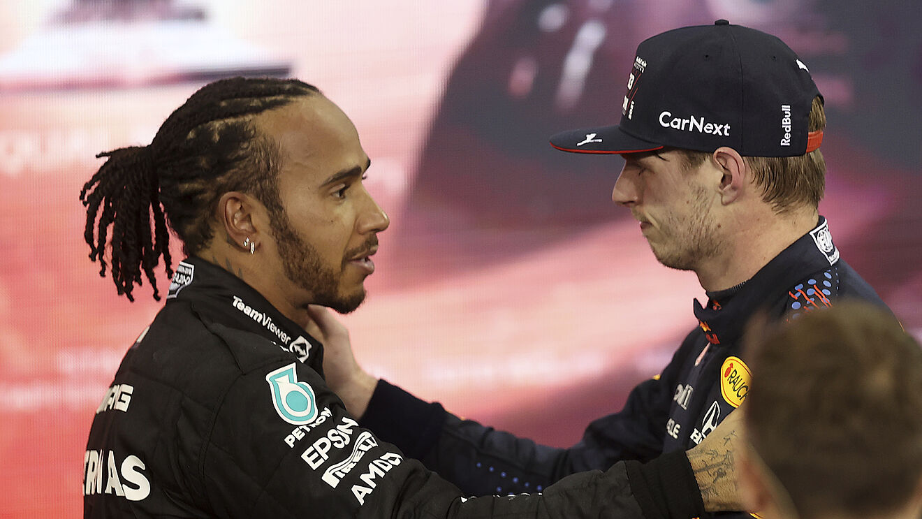 Επιβεβαιώνει ο Λιούις Χάμιλτον το ενδιαφέρον για την Τσέλσι – Τα “καρφιά” του Φερστάπεν