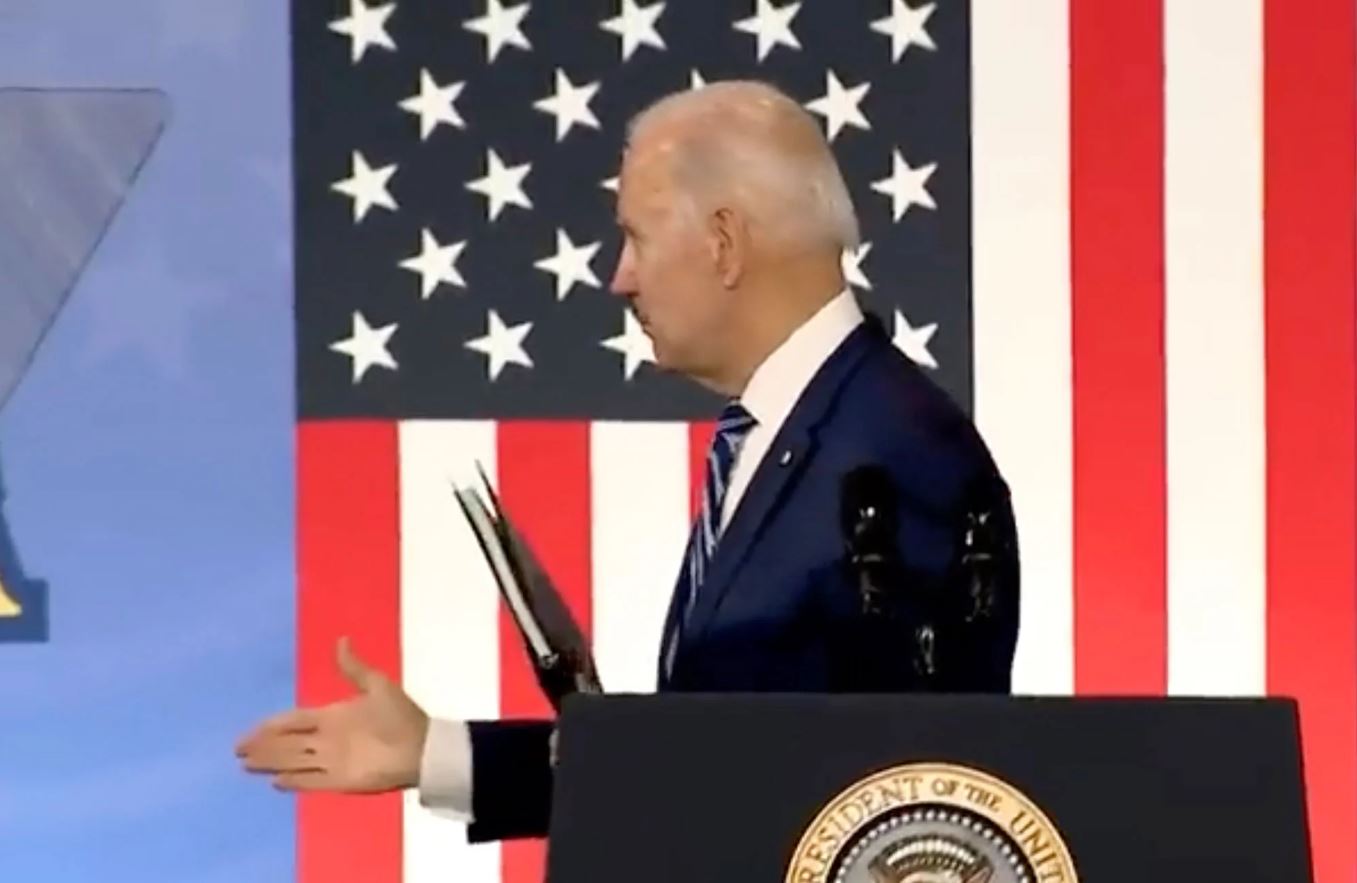 Ο Μπάιντεν δεν έκανε χειραψία στον αέρα – Η αλήθεια για το ΒΙΝΤΕΟ που είχε γίνει viral