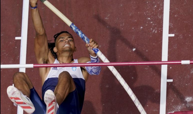 Εμμανουήλ Καραλής: Η στιγμή που σπάει το κοντάρι του ενώ κάνει άλμα