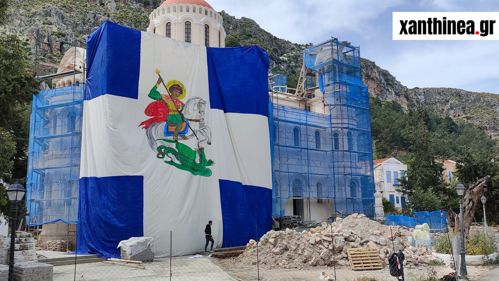 Καστελλόριζο: Ύψωσαν γιγάντια σημαία με τον Άγιο Γεώργιο