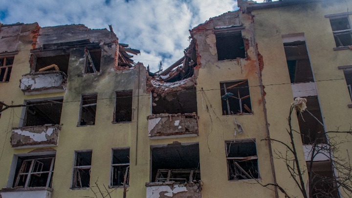 Πόλεμος στην Ουκρανία: Σφοδρός βομβαρδισμός στο Χάρκοβο – Προειδοποιήσεις για ρωσική επίθεση στα ανατολικά