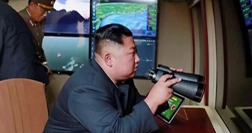 Βόρεια Κορέα: Ο Κιμ Γιονγκ Ουν παρακολούθησε τη δοκιμή ενός νέου οπλικού συστήματος