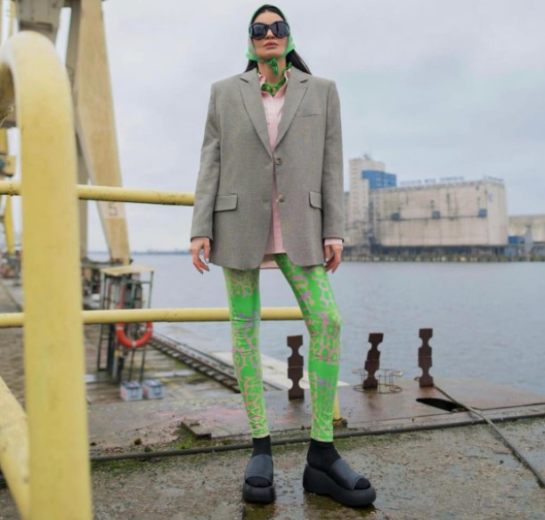 6+1 updated τρόποι για να φορέσετε το κλασικό ελαστικό κολάν