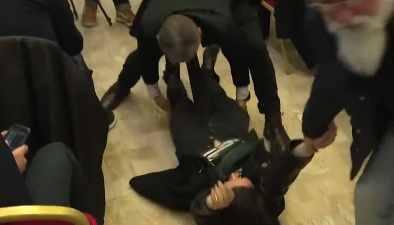 Μαρίν Λεπέν: Χαμός σε συνέντευξη Τύπου – Η ασφάλεια πήρε σηκωτή γυναίκα