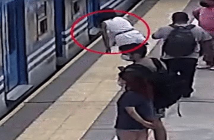 Αργεντινή: Λιποθύμησε και έπεσε κάτω από το τρένο – Σοκαριστικό ΒΙΝΤΕΟ