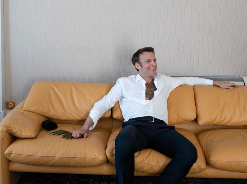 Ο Μακρόν στα… παρασκήνια: Η ΦΩΤΟ με ανοιχτό πουκάμισο