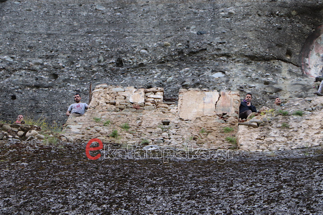 Καλαμπάκα: Αναβίωσε και φέτος το έθιμο στον Αϊ-Γιώργη του Μανδηλά – ΦΩΤΟ