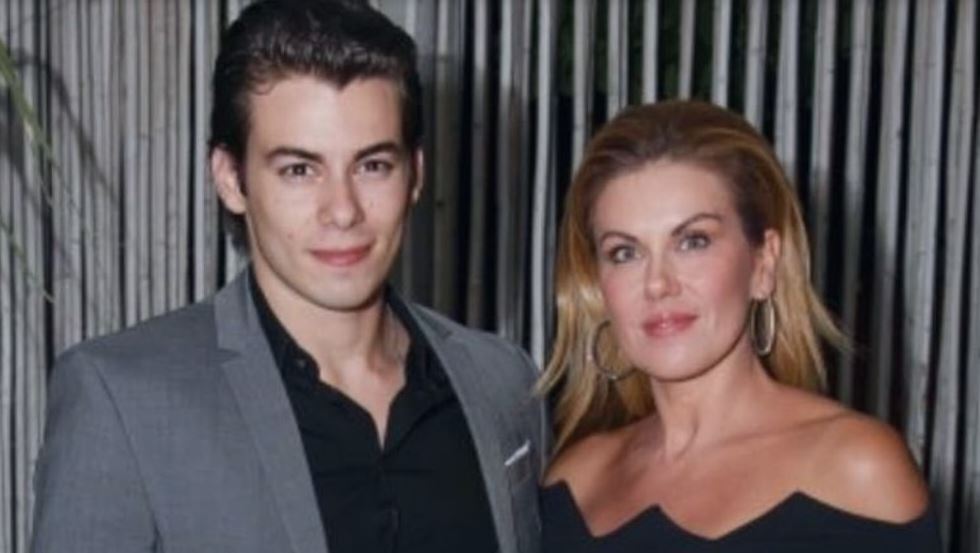 Συγκινημένη η Ευγενία Μανωλίδου – Ο γιος της σήκωσε τον Επιτάφιο