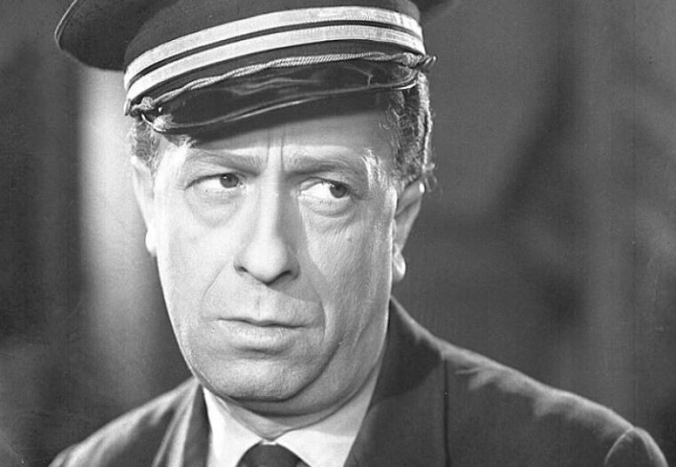 Μίμης Φωτόπουλος: Από πλανόδιος λατερνατζής και “σωφεράκι” μέχρι μαγκιόρος καφετζής – Το βίντεο της Finos Film