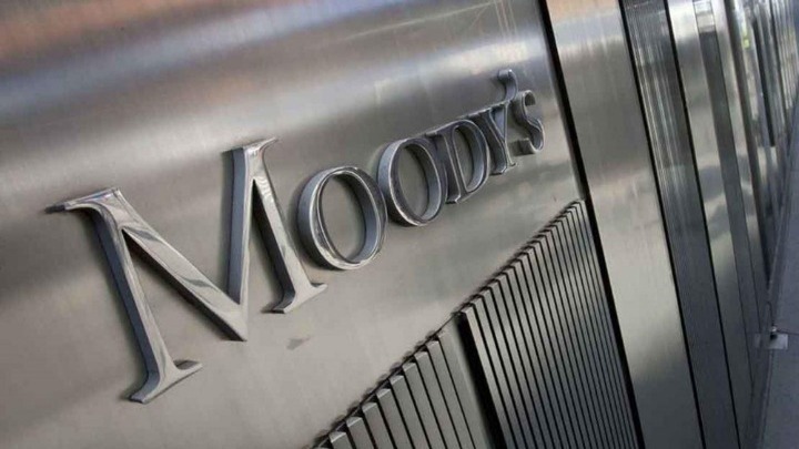 Moody’s: Διπλή αναβάθμιση για την χώρα μας – Ένα βήμα από την επενδυτική βαθμίδα