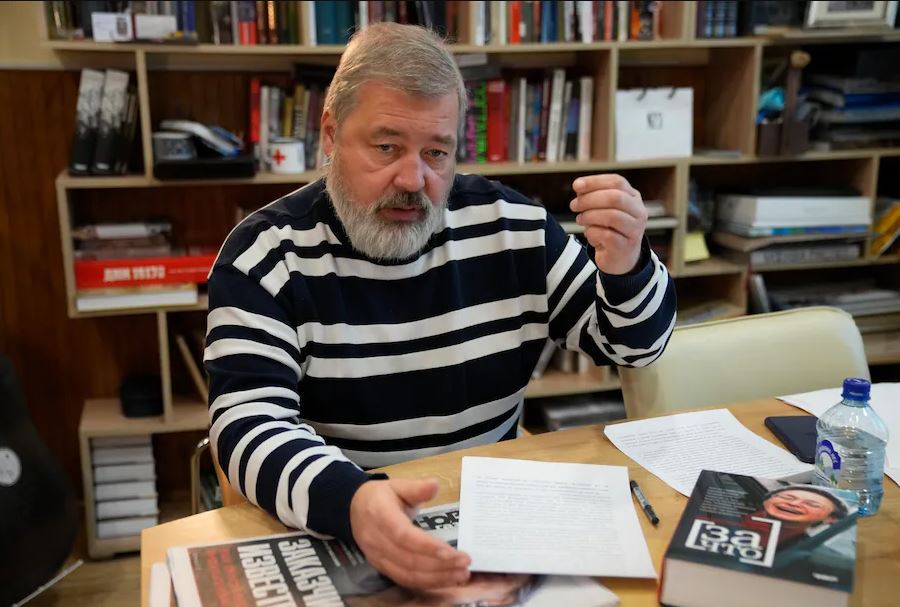 Πόλεμος στην Ουκρανία: Επίθεση με κόκκινη μπογιά σε βραβευμένο με Νόμπελ Ειρήνης Ρώσο δημοσιογράφο