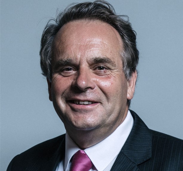 Βρετανία: Παραιτήθηκε ο βουλευτής που παρακολουθούσε πορνό στη Βουλή – “Έγινε κατά…λάθος”