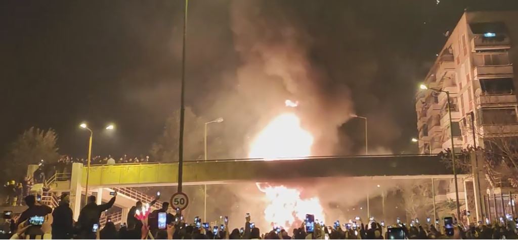 Πήρε “φωτιά” από τις μολότοφ ο Νέος Κόσμος την Ανάσταση – Το έθιμο που διχάζει