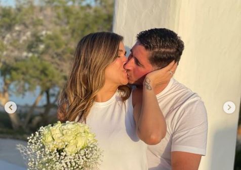 Παντρεύτηκε η Νεσχάν Μουλαζίμ – Ξεχωριστή νύφη με… sneakers