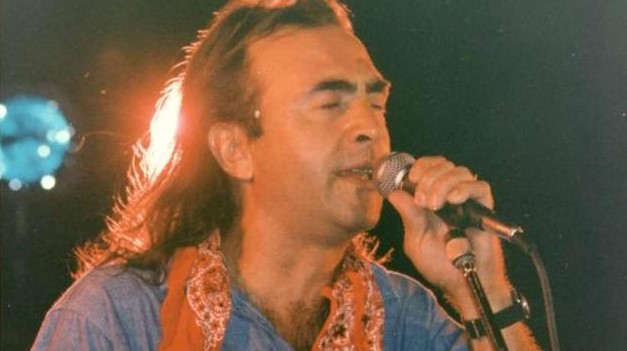 Νίκος Παπάζογλου: Η ιστορία πίσω από το τραγούδι “Αύγουστος”