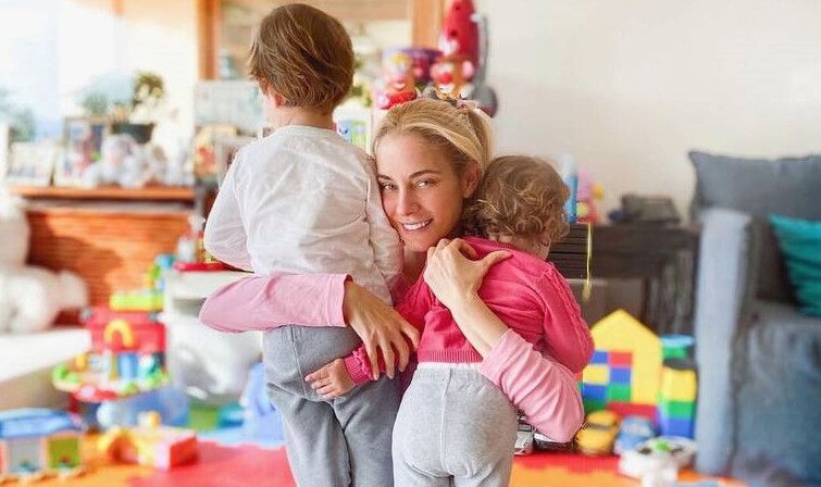 Δούκισσα Νομικού: Το παραμύθι που διάβασε στα παιδιά της