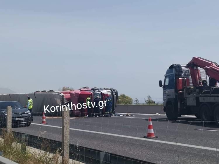 Κινέτα: Ανατροπή νταλίκας στην Αθηνών-Κορίνθου – Εγκλωβισμένος ο οδηγός