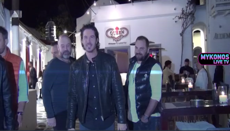 Νίκος Οικονομόπουλος: Πάσχα στη Μύκονο – ΒΙΝΤΕΟ από την βραδινή έξοδο του τραγουδιστή