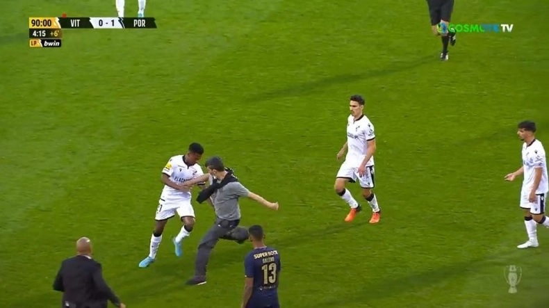 Πορτογαλία: Οπαδός μπήκε στο γήπεδο και άρχισε να κλωτσάει ποδοσφαιριστές – ΒΙΝΤΕΟ