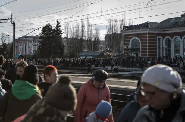 Ουκρανία: Περισσότεροι από 30 νεκροί και 100 τραυματίες από τον βομβαρδισμό σιδηροδρομικού σταθμού στο Κραματόρσκ