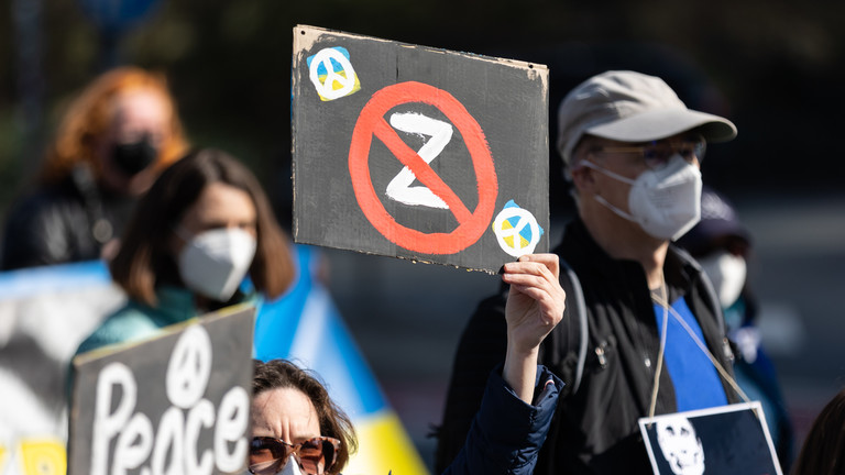 Ουκρανία: Το Κίεβο απαγορεύει τη χρήση των ρωσικών στρατιωτικών συμβόλων “Z” και “V”