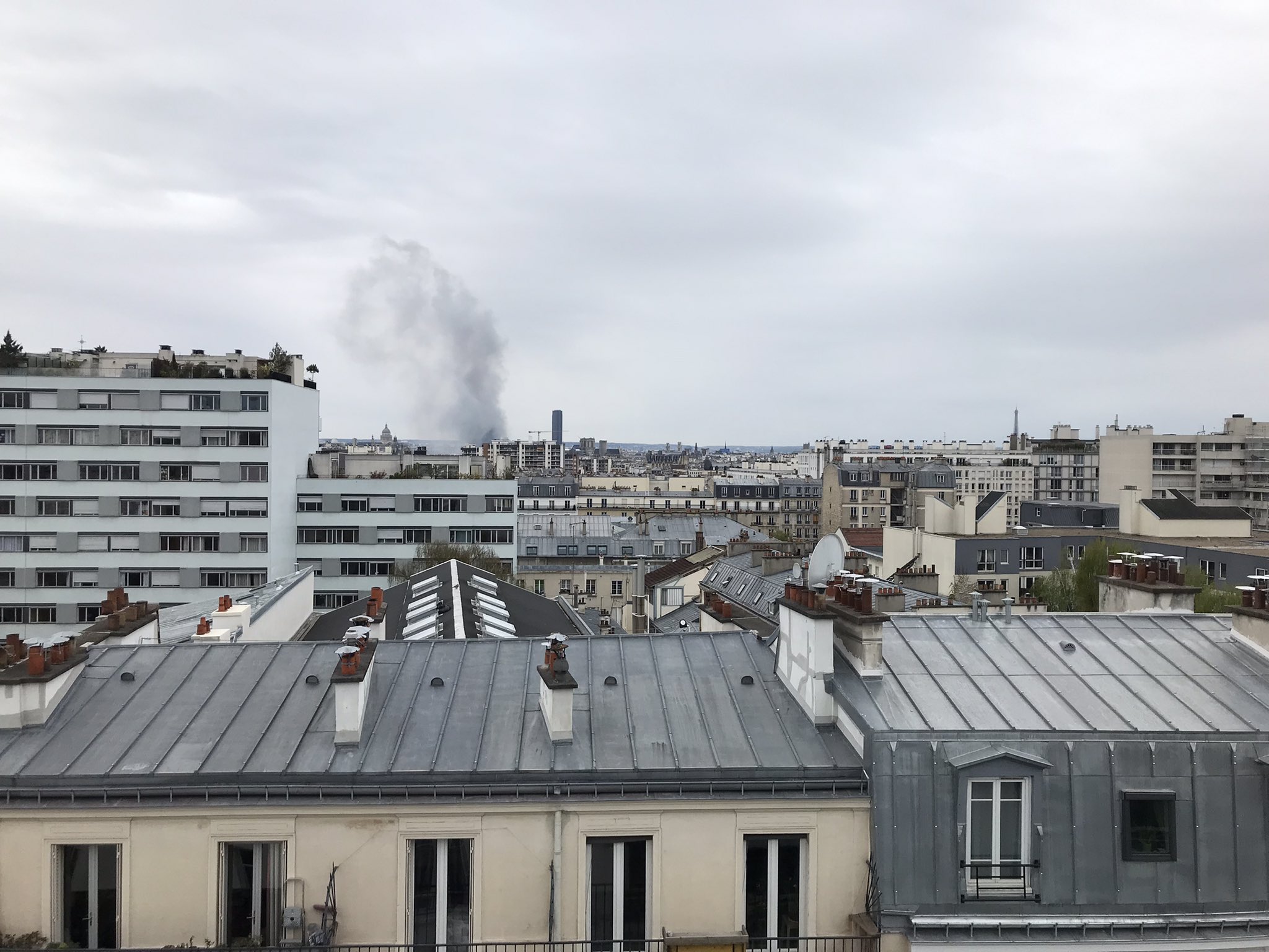 Συναγερμός στο Παρίσι: Ισχυρή έκρηξη κοντά στην Παναγία των Παρισίων – Στις φλόγες ένα λεωφορείο