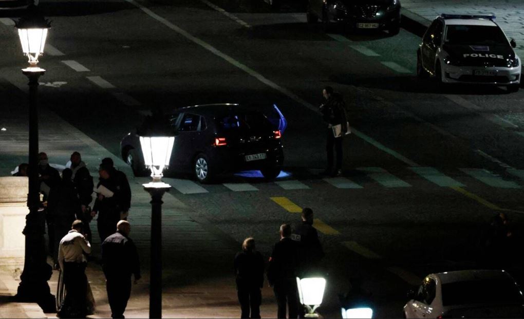 Γαλλία: Δύο νεκροί στο Παρίσι – Προσπάθησαν να πέσουν με το αυτοκίνητο πάνω σε αστυνομικούς