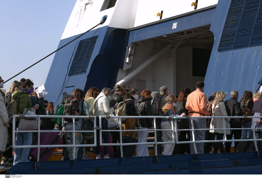 Πάσχα: Κορυφώνεται η έξοδος προς τα νησιά – Η κίνηση στα λιμάνια της Αττικής