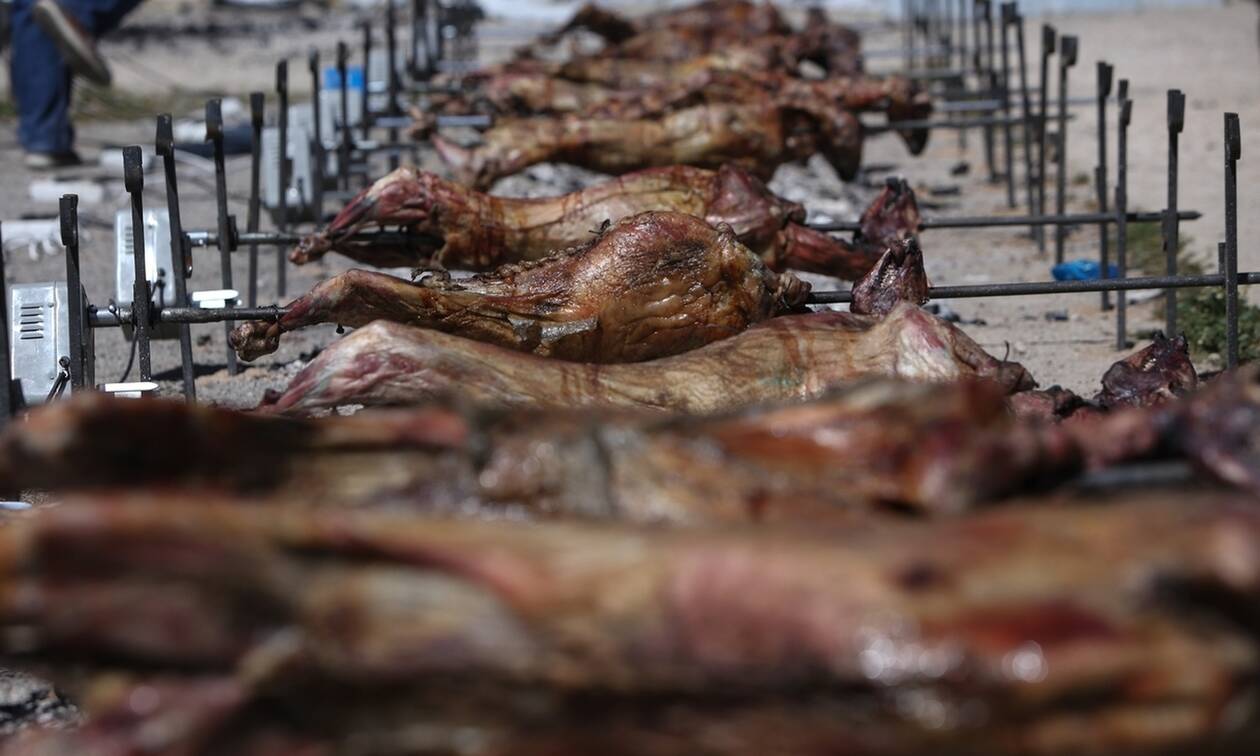 Πάσχα στο χωριό ύστερα από δύο χρόνια: Οι οικογένειες γλεντούν ξανά μαζί – Σούβλισμα, κρασί και χορός