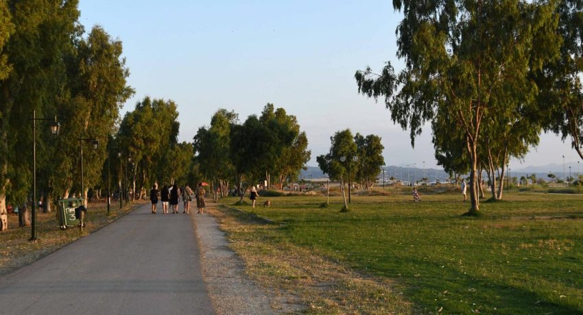 Αναστάτωση στην Πάτρα – Άνδρας περιπλανιόταν γυμνός δίπλα σε παιδική χαρά