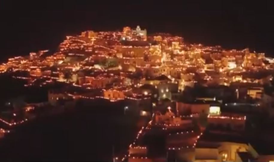 Πάσχα στη Σαντορίνη: Το χωριό Πύργος φωτίζεται μόνο με κεριά – Το υπερθέαμα που κάνει τον γύρο του κόσμου