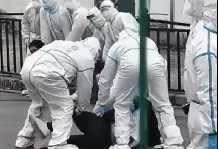 Χάος στη Σανγκάη: Κτίρια κατοικιών μετατρέπονται σε κέντρα καραντίνας
