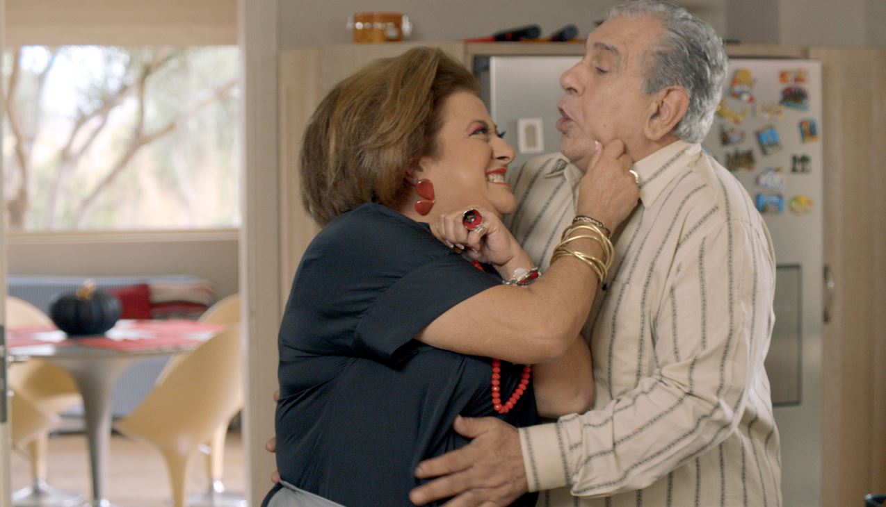 “Συμπέθεροι απ’ τα Τίρανα”: «Ξέρω τι έκανες χθες βράδυ» – Ένα απειλητικό μήνυμα με την υπογραφή «Ευλογητός»