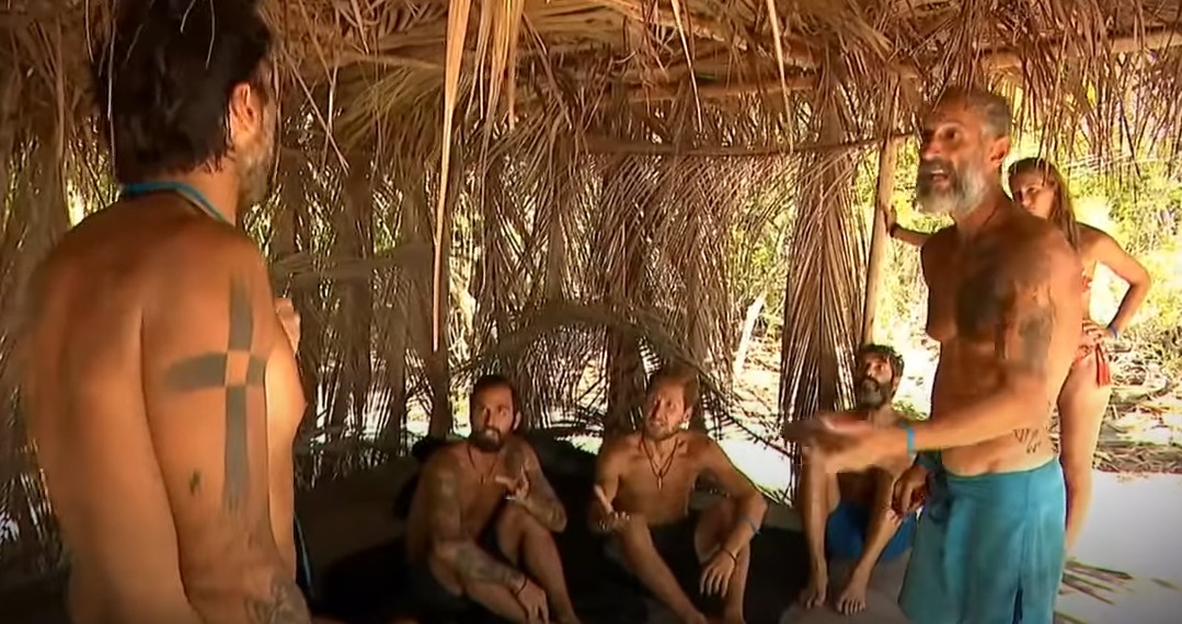 Survivor: Έξαλλη η Μπλε ομάδα με τον Κωνσταντίνο Εμμανουήλ – “Θέλουμε να φύγεις – Θα τους χτυπάω εκεί που πονάνε”