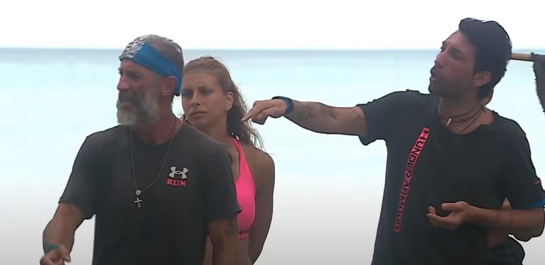 Survivor: Εκτός εαυτού Μπλε και Κόκκινοι με τον Κωνσταντίνο Εμμανουήλ