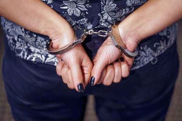 Συνελήφθη 40χρονη που επιτέθηκε με ψαλίδι στον Βόλο