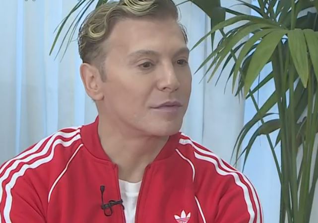 Τάκης Ζαχαράτος: Στην αρχή έλεγαν τι είναι τούτο; Τραγουδιστής, τραβεστί, Drag Queen;