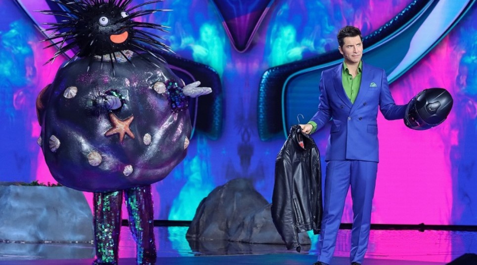 The Masked Singer: Ο Σάκης Ρουβάς υποδέχεται για πρώτη φορά στο σόου τον Αχινό