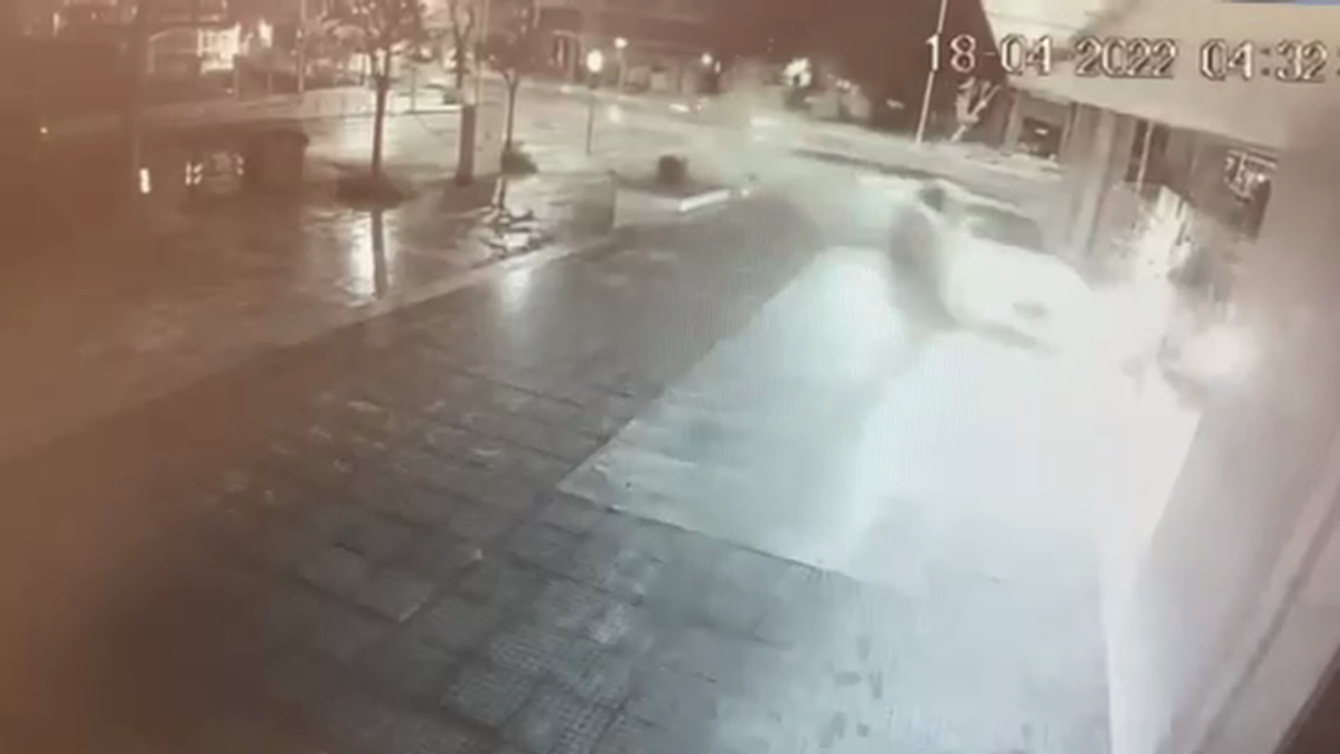 Θεσσαλονίκη: Τρελή πορεία αυτοκινήτου – Εισέβαλε σε κατάστημα και κατέστρεψε τα πάντα – ΒΙΝΤΕΟ