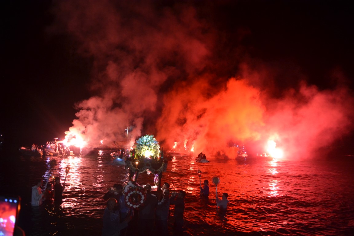 Τήνος: Εντυπωσιακές εικόνες από τον Επιτάφιο – Με πυρσούς μέσα στην θάλασσα – ΒΙΝΤΕΟ
