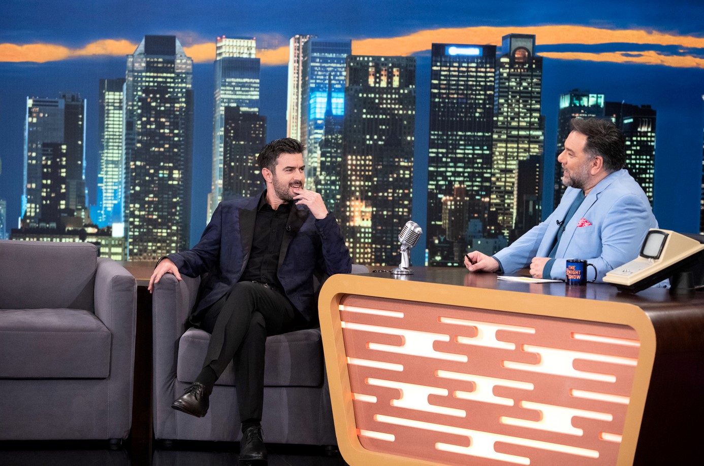 «The 2Night Show»: Ο Γρηγόρης Αρναούτογλου υποδέχεται τον Γιάννη Τσιμιτσέλη – Τι είπε για την εκπομπή «Fishy»