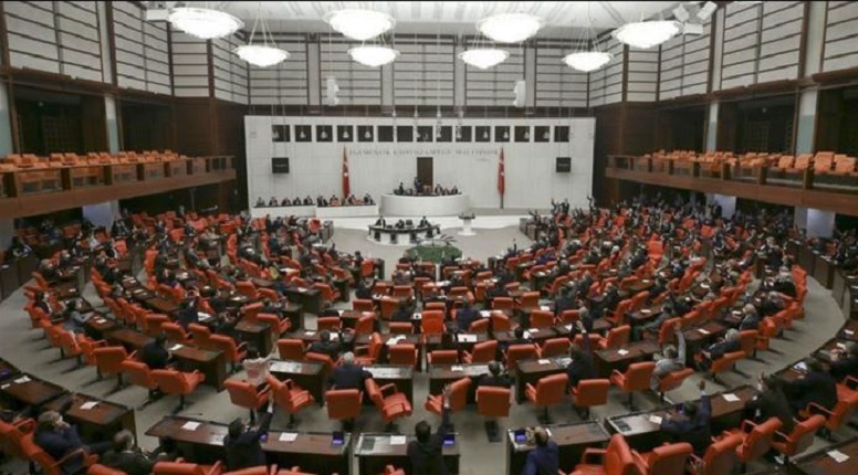 Τουρκία: Βουλευτές με μαρούλια, ντομάτες και μελιτζάνες στη Βουλή – Διαμαρτυρία κατά της ακρίβειας