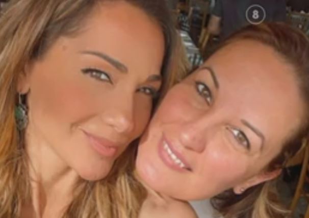 Δέσποινα Βανδή: Πόζαρε αγκαλιά με την αδελφή του Βασίλη Μπισμπίκη