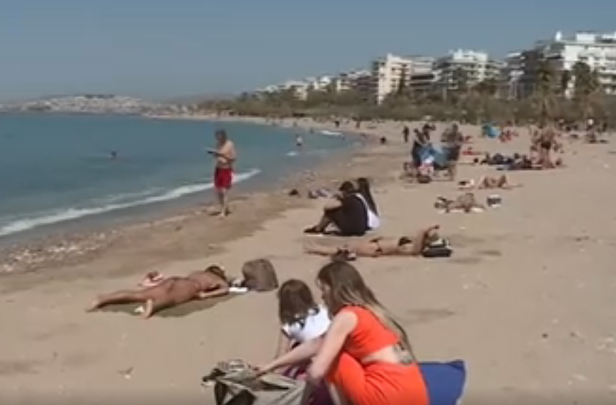 Πάσχα 2022: Μετά τον… οβελία, οι βουτιές – “Βούλιαξαν” οι παραλίες