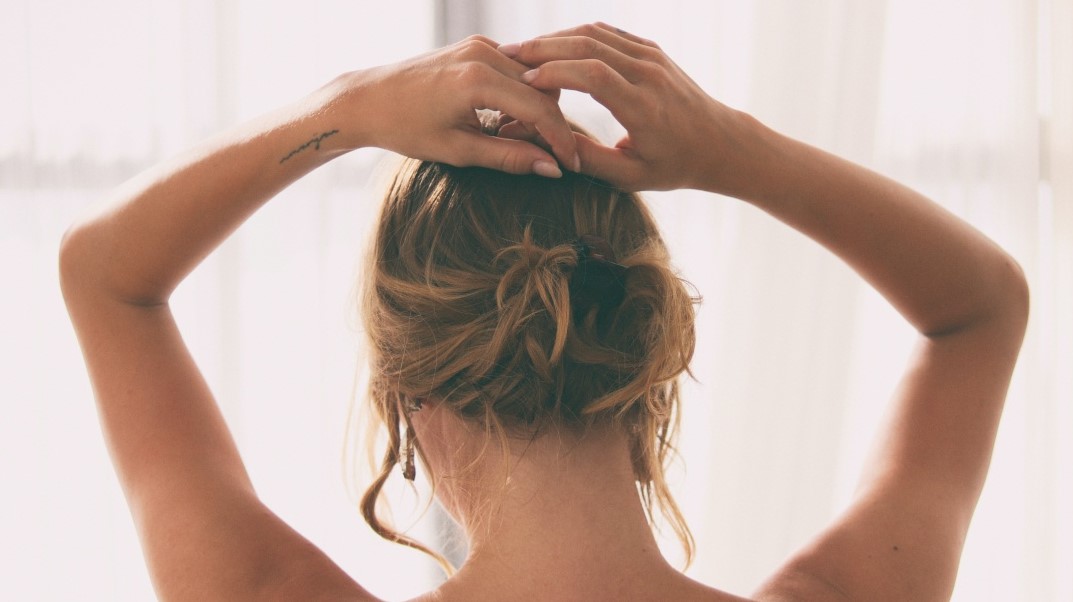 10 χαλαρά χτενίσματα για να ανανεώσετε τα μαλλιά σας
