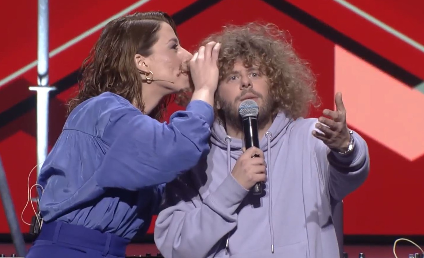 X-Factor: Η Μαρίζα Ρίζου σηκώθηκε και… μύρισε τα μαλλιά του Borek – ΒΙΝΤΕΟ