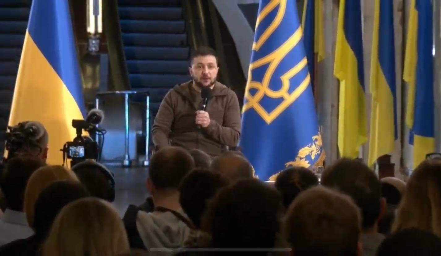 Αποστολή στην Ουκρανία: Το enikos.gr στη συνέντευξη Τύπου του Ζελένσκι – Ομαδικός τάφος έως 9.000 άτομα στην Μαριούπολη